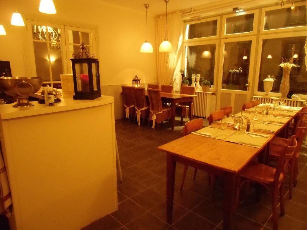 โฮเต็ล เรสเทอรองต์ เดอ ลา โปรวิดองซ์ Hotel Egliseneuve-d'Entraigues ภายนอก รูปภาพ