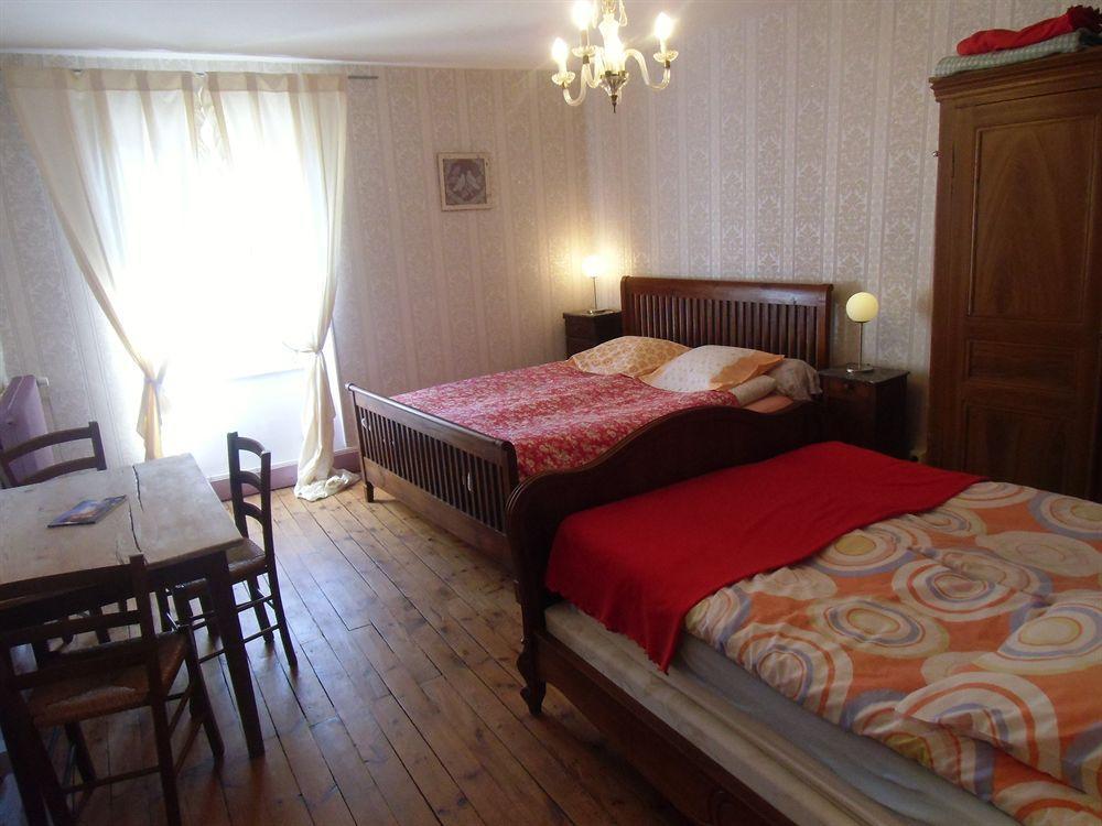 โฮเต็ล เรสเทอรองต์ เดอ ลา โปรวิดองซ์ Hotel Egliseneuve-d'Entraigues ภายนอก รูปภาพ