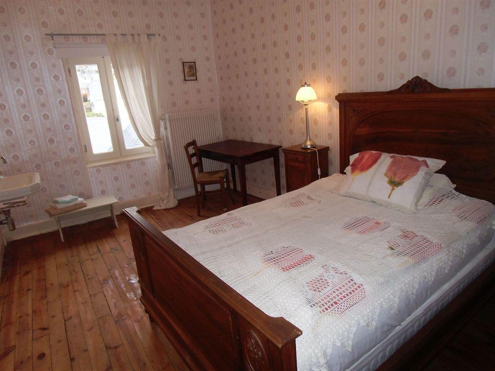 โฮเต็ล เรสเทอรองต์ เดอ ลา โปรวิดองซ์ Hotel Egliseneuve-d'Entraigues ภายนอก รูปภาพ