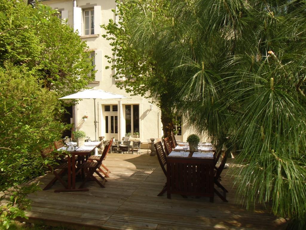 โฮเต็ล เรสเทอรองต์ เดอ ลา โปรวิดองซ์ Hotel Egliseneuve-d'Entraigues ภายนอก รูปภาพ