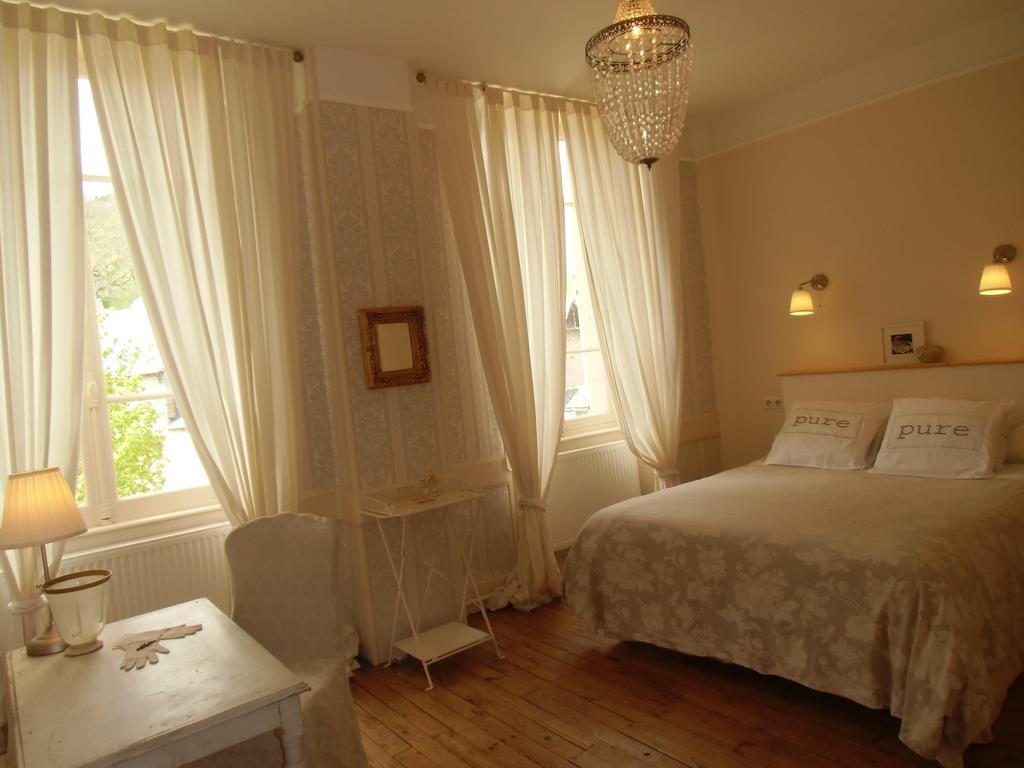 โฮเต็ล เรสเทอรองต์ เดอ ลา โปรวิดองซ์ Hotel Egliseneuve-d'Entraigues ภายนอก รูปภาพ