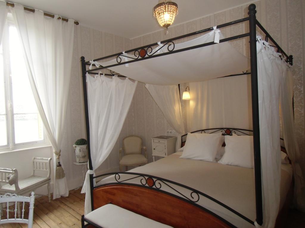 โฮเต็ล เรสเทอรองต์ เดอ ลา โปรวิดองซ์ Hotel Egliseneuve-d'Entraigues ภายนอก รูปภาพ