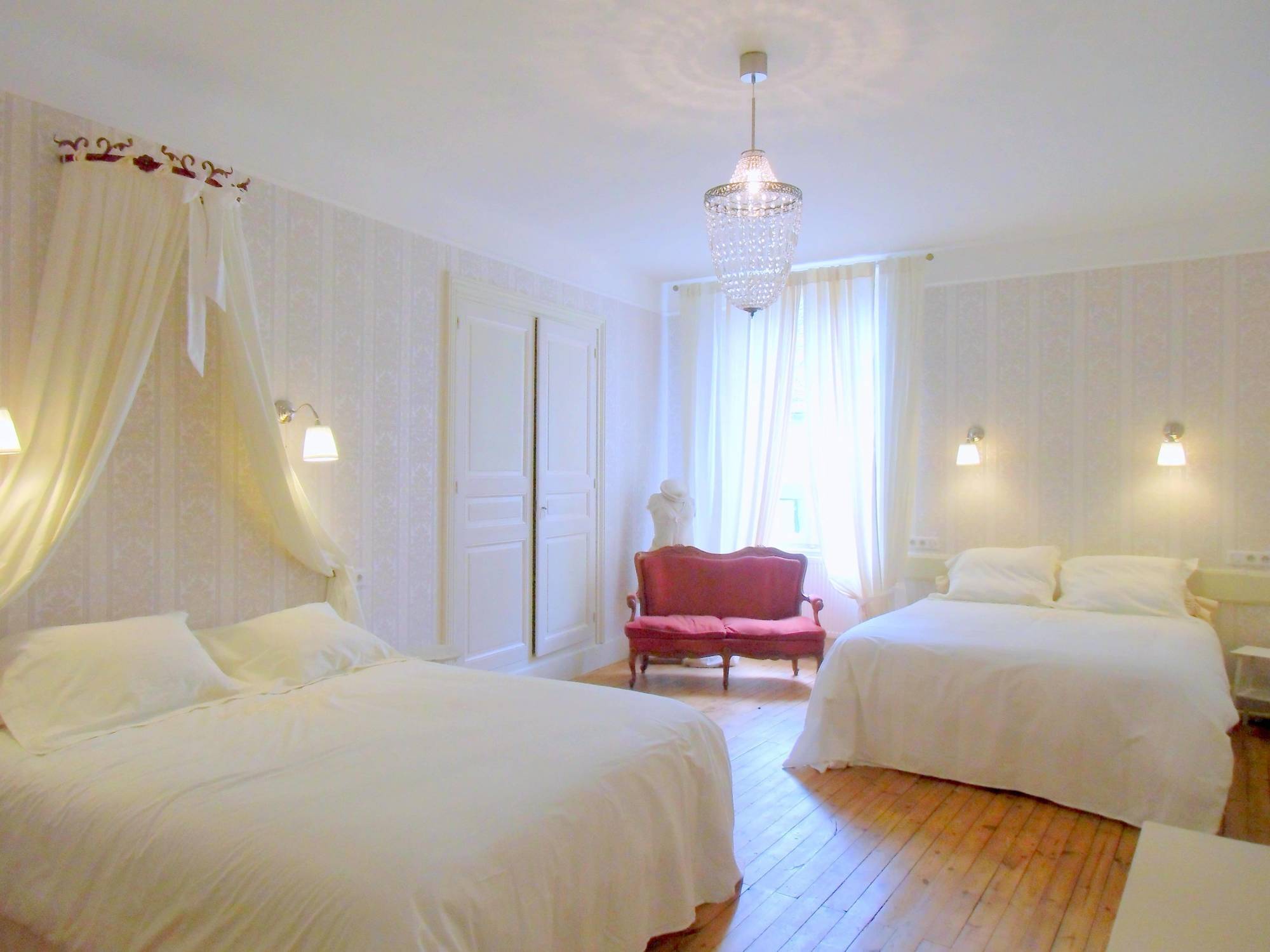 โฮเต็ล เรสเทอรองต์ เดอ ลา โปรวิดองซ์ Hotel Egliseneuve-d'Entraigues ภายนอก รูปภาพ