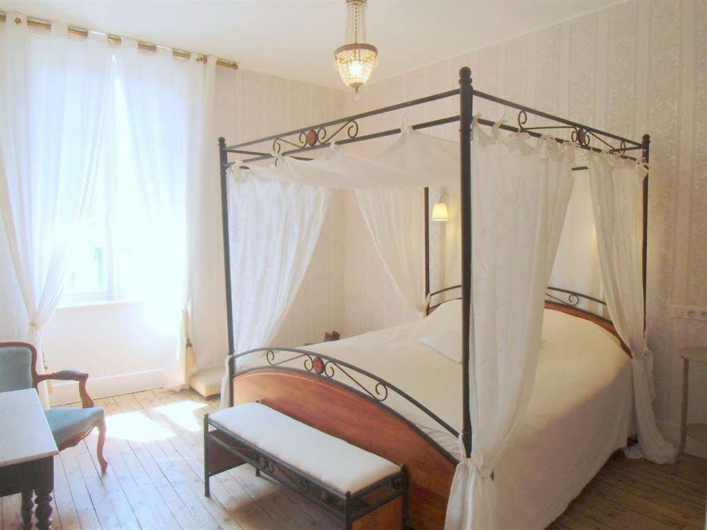 โฮเต็ล เรสเทอรองต์ เดอ ลา โปรวิดองซ์ Hotel Egliseneuve-d'Entraigues ภายนอก รูปภาพ
