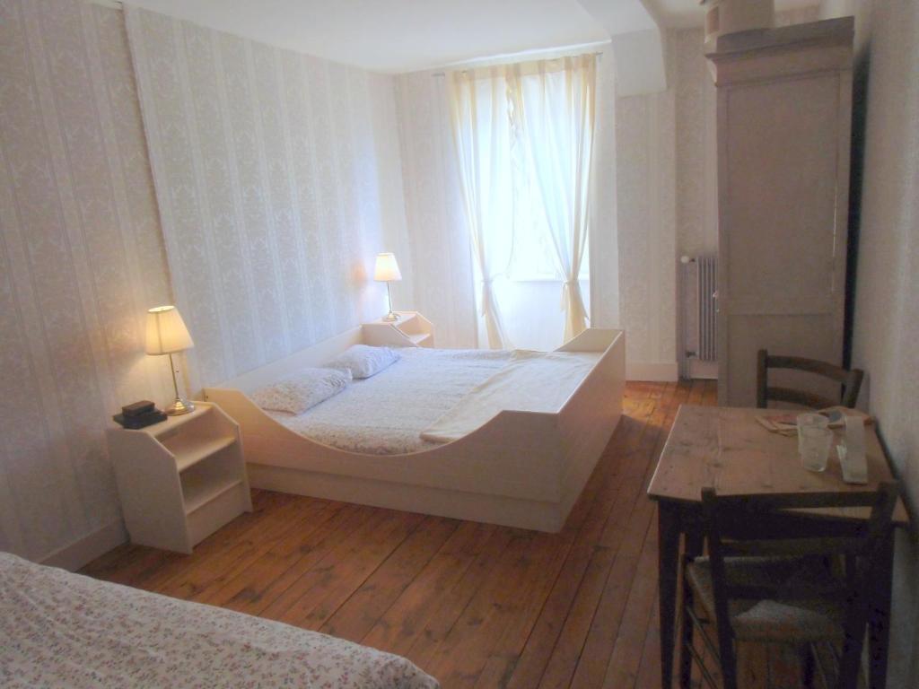 โฮเต็ล เรสเทอรองต์ เดอ ลา โปรวิดองซ์ Hotel Egliseneuve-d'Entraigues ภายนอก รูปภาพ